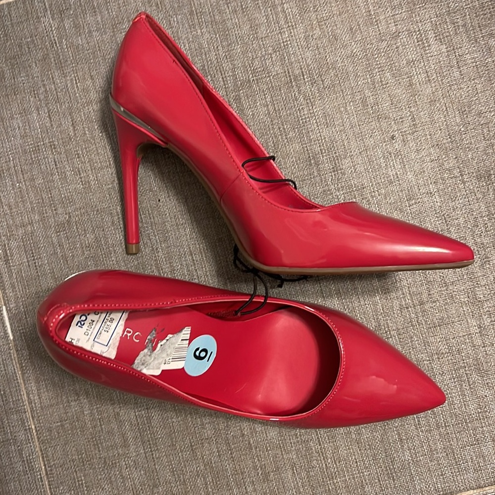 New Marc Fisher Red Patent Leather Stilletto Pointed Toe Pumps w silver accent - Picture 1 of 3